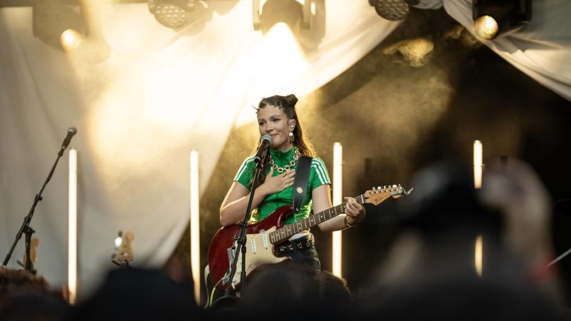 Marie Jay : la chanteuse lausannoise affirme son style avec son premier EP « Trottinette »
