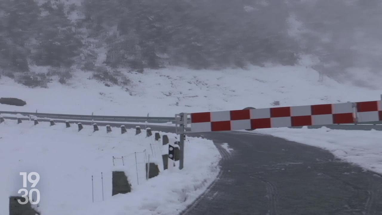 Neige jusqu’à 20 cm dans les Alpes: plusieurs cols fermés et impact sur le trafic