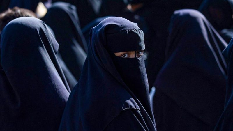Non pas victimes, mais actrices de la terreur : procès à Paris pour trois femmes liées à l’État islamique