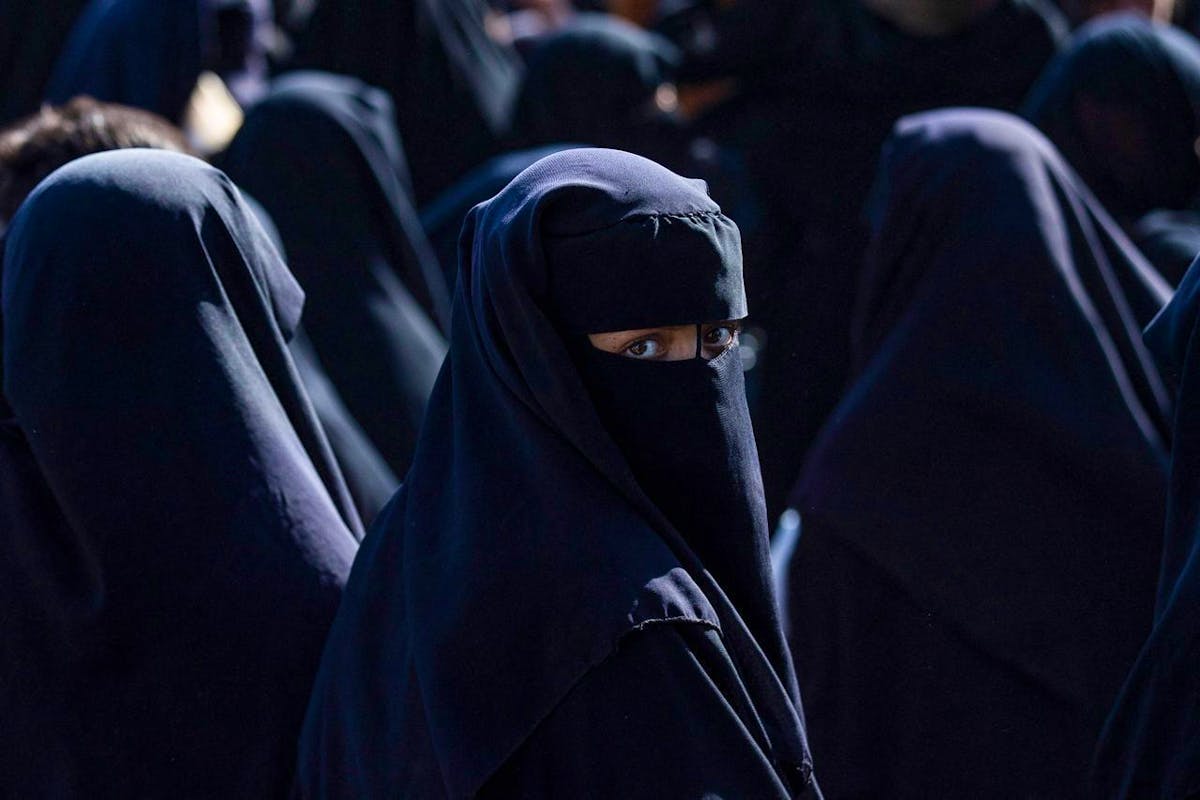 Non pas victimes, mais actrices de la terreur : procès à Paris pour trois femmes liées à l’État islamique