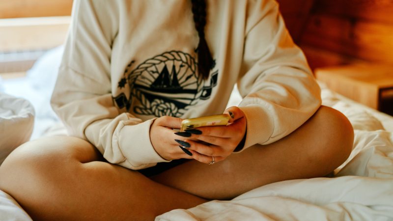 Mot de passe sur France 2 : Camille Cerf prend les commandes après le départ de Laurence Boccolini