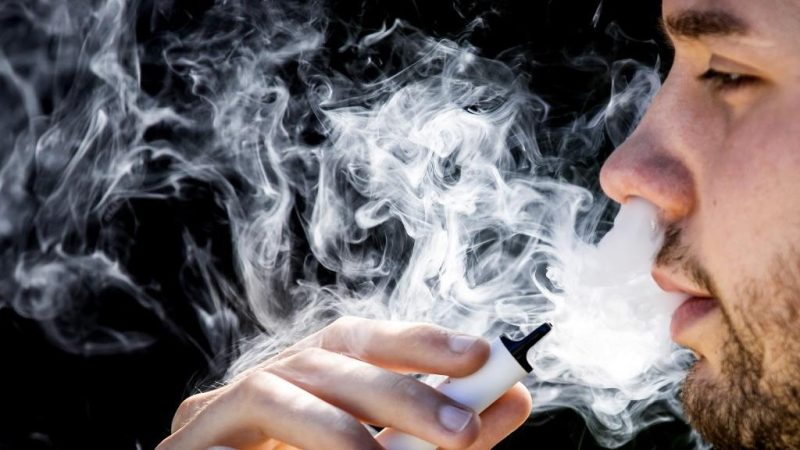 L’essor de la cigarette électronique freine les progrès de la lutte contre le tabagisme selon l’OMS