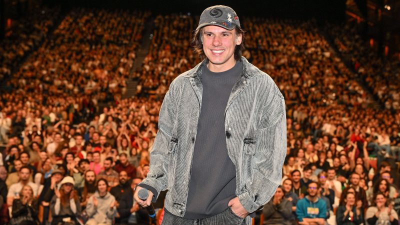 Royaume-Uni : Keir Starmer s’engage à mettre fin à l’hébergement des migrants dans les hôtels, selon un rapport parlementaire