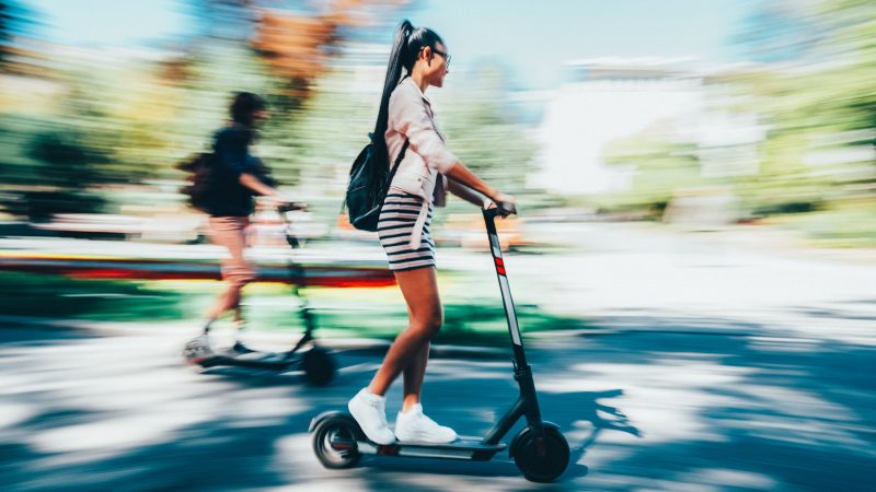 Des voix de gauche dénoncent le retour de projets autoroutiers malgré le vote populaire de 2024