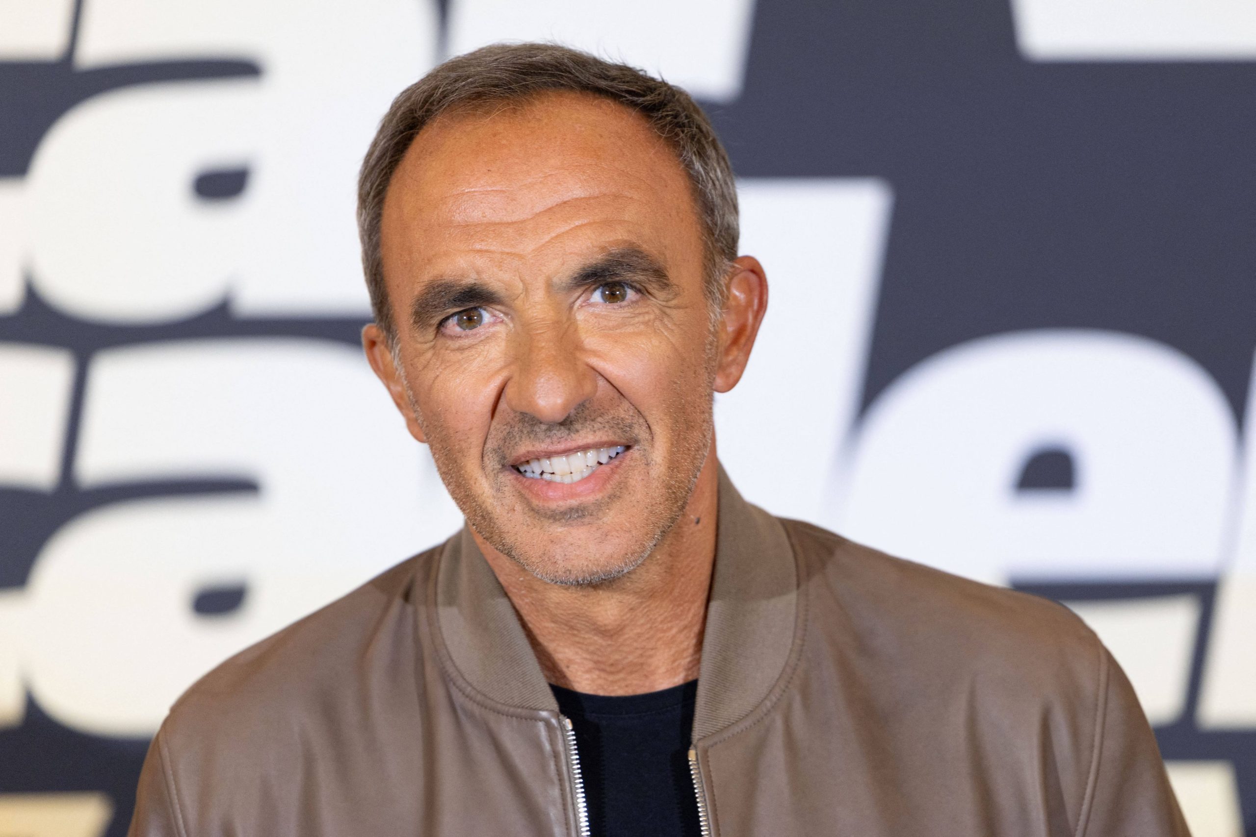 Nikos Aliagas ajuste ses limites à la Star Academy 2025 et s’appuie sur les talents émergents