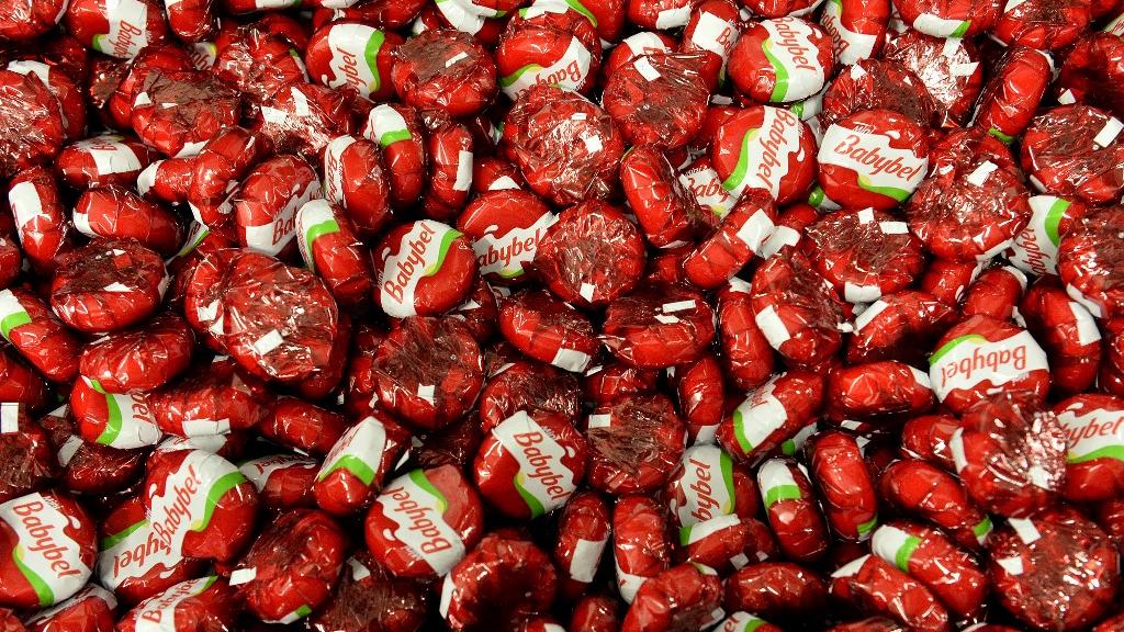 Le papier s’impose progressivement dans l’emballage des Babybel et des fromages Bel