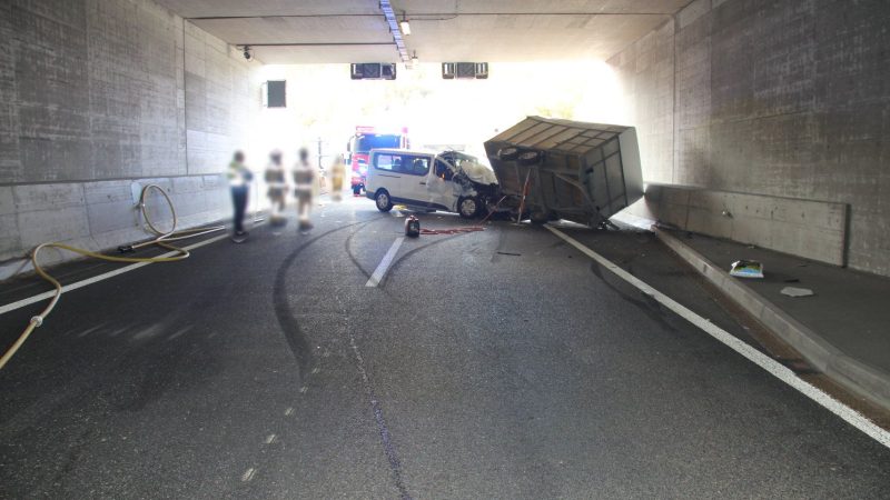 Collision sur l’autoroute du Jura : un bus percute une remorque de bétail et blesse une conductrice