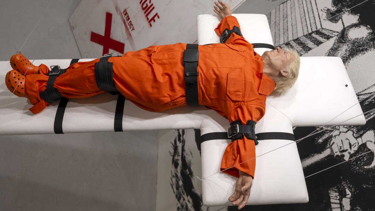 Trump crucifié : exposition déplacée au centre-ville de Bâle